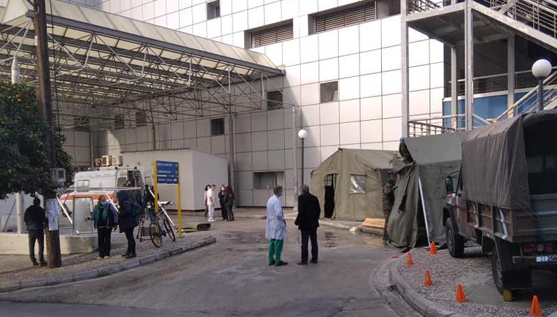 Κορωνοϊός : Στρατιωτικές σκηνές έξω από το νοσοκομείο Βόλου