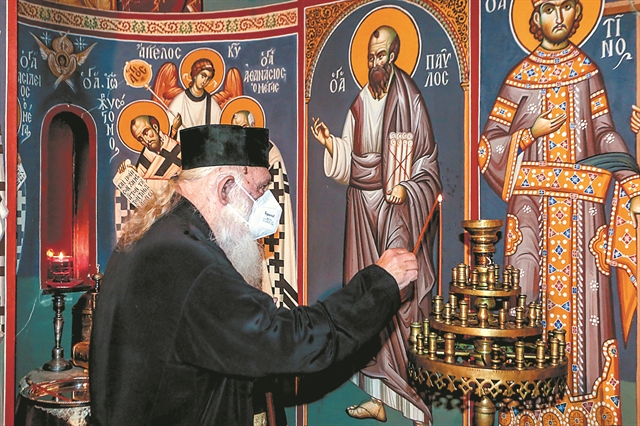 «Εμφύλιος» για την… κορόνα της Αρχιεπισκοπής | tovima.gr