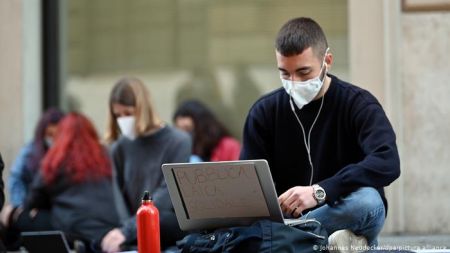 Φτάνει πια με το διαδικτυακό μάθημα λένε ιταλοί μαθητές