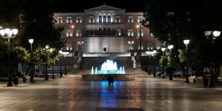 Κορωνοϊός : Με αργούς ρυθμούς η άρση του lockdown και αυστηρούς περιορισμούς οι γιορτές των Χριστουγέννων