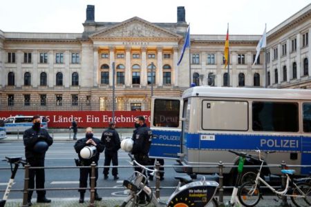 Συναγερμός στο Βερολίνο : Αυτοκίνητο έπεσε στην πύλη της καγκελαρίας