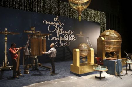 Η Μαδρίτη άναψε τα χριστουγεννιάτικα φωτάκια της ενάντια στην κορωνο-κατάθλιψη