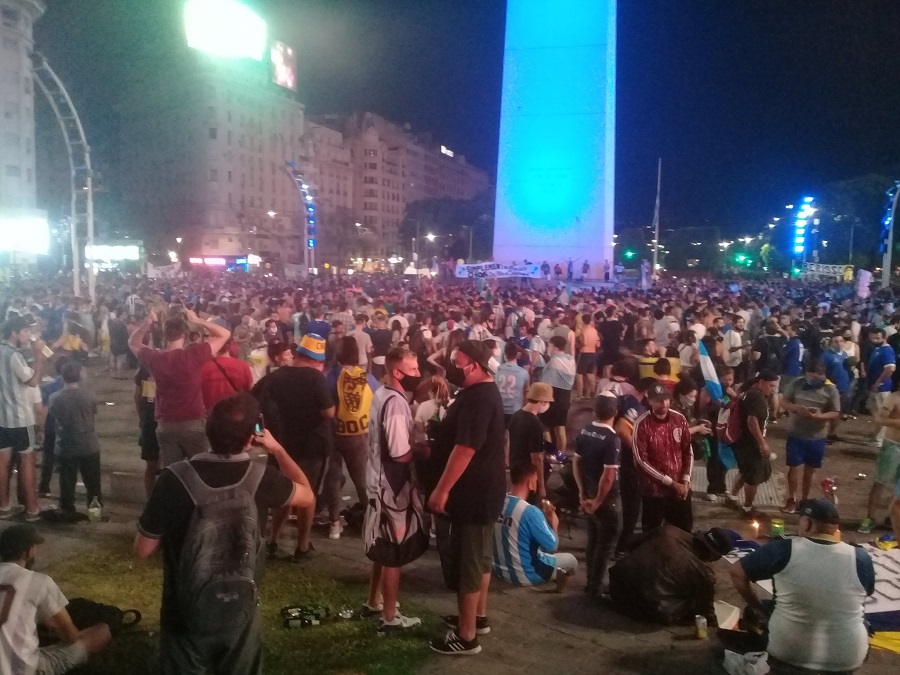 Μαραντόνα : Χιλιάδες στους δρόμους κατά τη μεταφορά της σορού του