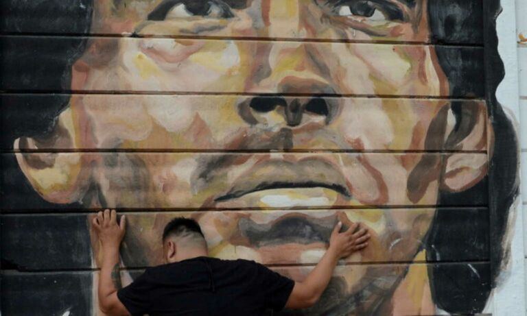 Μαραντόνα : Σπαρακτικές κραυγές κατά τη μεταφορά της σωρού του Μαραντόνα