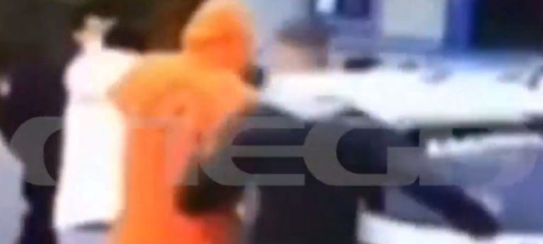 Κορωνοϊός : Βίντεο – ντοκουμέντο του MEGA από τη συμπλοκή νεαρών με αστυνομικούς που τους έκαναν έλεγχο | tovima.gr