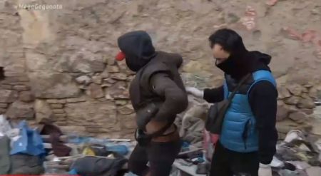 Αποκλειστικό MEGA : Καρέ- καρέ η επιχείρηση εκκένωσης κτιρίου που είχε μετατραπεί σε «υγειονομική βόμβα»