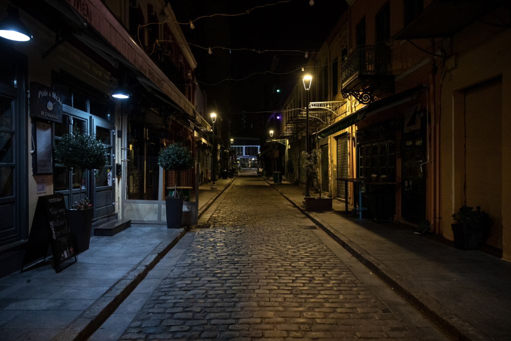 Lockdown : Τα σενάρια για νέα παράταση και ο γρίφος με το άνοιγμα της αγοράς ενόψει Χριστουγέννων