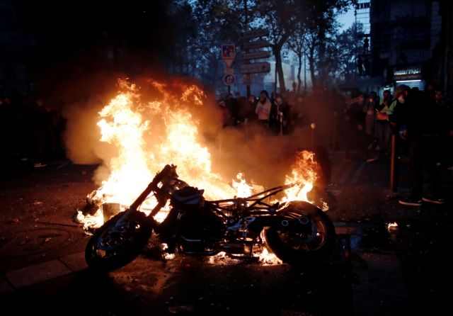 Γαλλία : Σοβαρά επεισόδια και καταγγελίες για αστυνομική αυθαιρεσία κατά διαδηλωτών | tovima.gr