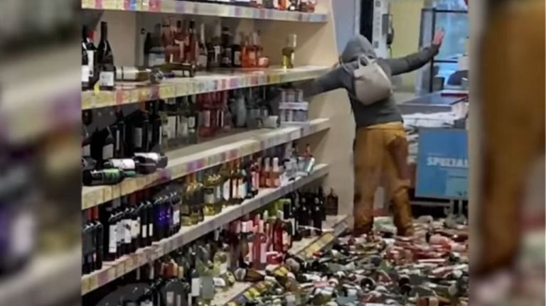 Βρετανία : Έσπασε 500 φιάλες ποτών σε σούπερ μάρκετ | tovima.gr