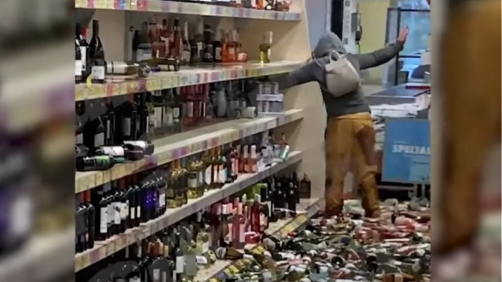 Βρετανία : Έσπασε 500 φιάλες ποτών σε σούπερ μάρκετ