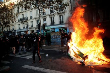 Παρίσι:   Χημικά κατά διαδηλωτών που διαμαρτύρονται για την αστυνομική βία