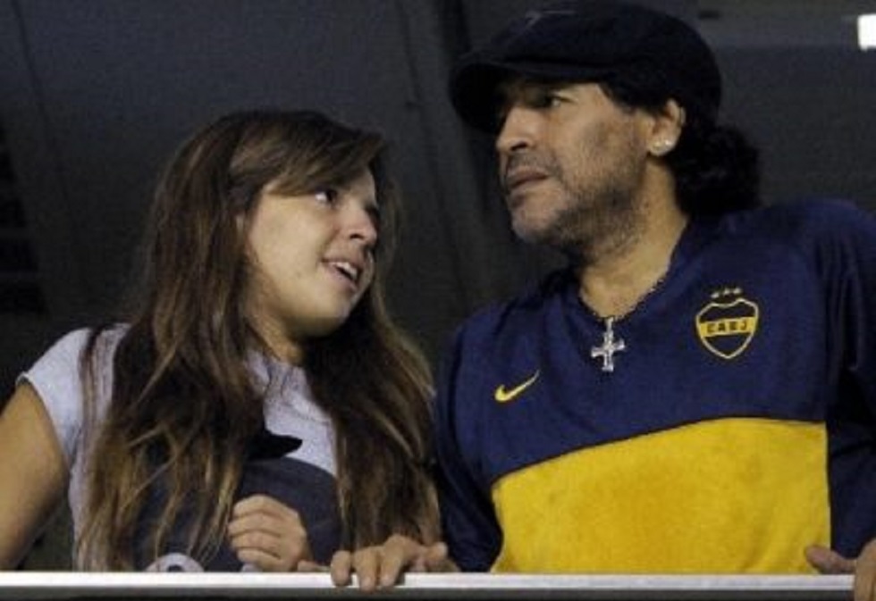 Μαραντόνα: Οι παίκτες της Μπόκα αποθέωσαν την κόρη του – Εκείνη ξέσπασε σε κλάματα!