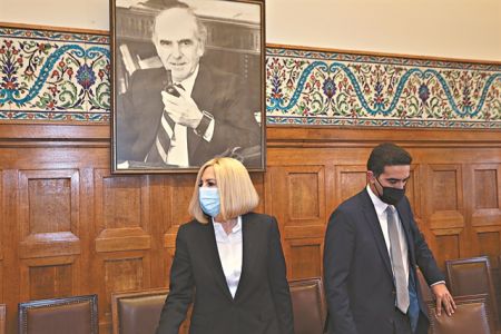 Σκληρή κριτικήτώρα και…ταμείο τον Ιούνιο