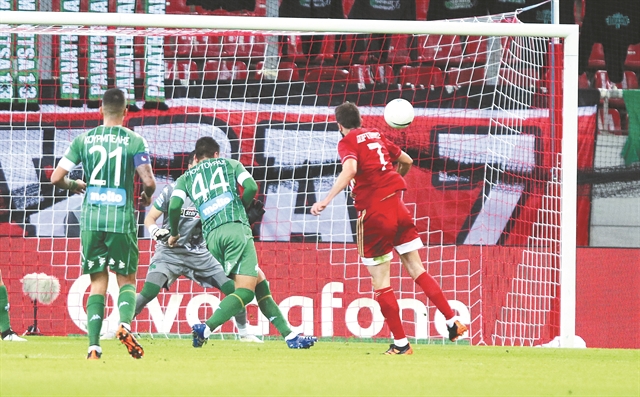 Το σενάριο της στέψηςκαι το δώρο στον Μαρτίνς