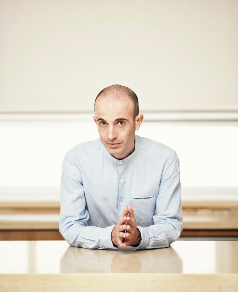 Yuval Noah Harari: «Τhe Ηuman Βeing is Βecoming a Ηackable Αnimal» | tovima.gr
