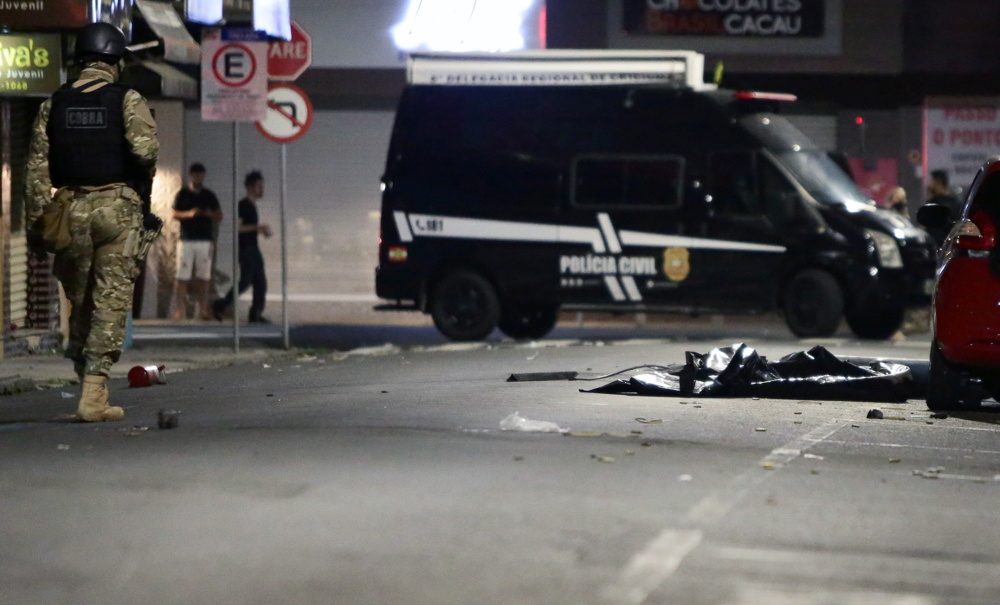 Βραζιλία: Πολεμικό σκηνικό σε ληστεία με ομήρους, εκρήξεις και ανταλλαγή πυρών σε τράπεζα