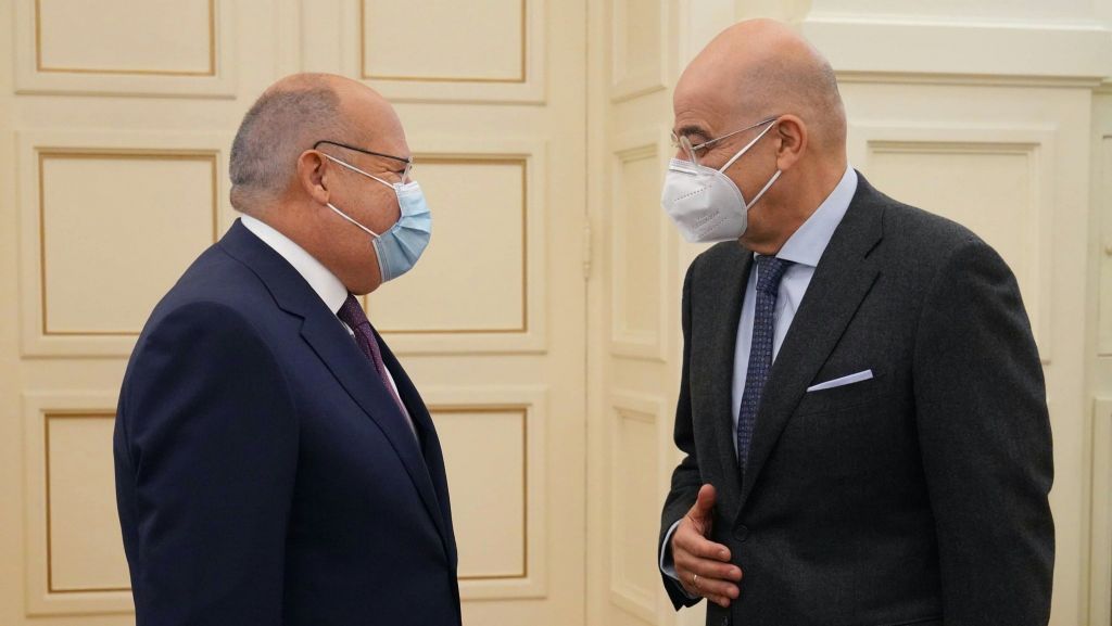 Τα είπαν Δένδιας – Αιγύπτιος πρέσβης