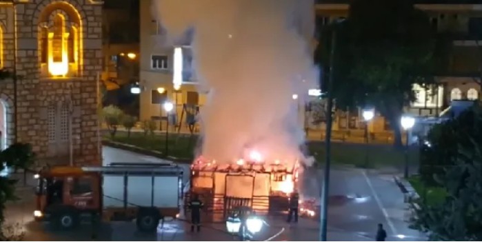 Βόλος : Πυρκαγιά κατέστρεψε τη φάτνη μπροστά στον Άγιο Νικόλαο