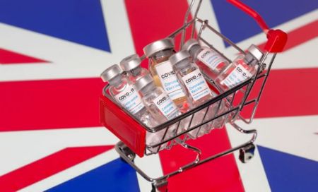Βρετανία : Υπό άκρα μυστικότητα έφθασαν τα πρώτα φορτηγά με τα εμβόλια