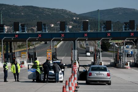 Lockdown : Η δύσκολη εξίσωση χαλάρωσης των μέτρων – Άνοιγμα σχολείων και σενάρια για «Πάσχα στο χωριό»