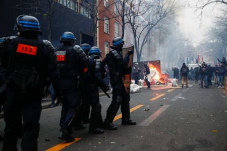 Γαλλία : Δακρυγόνα και επεισόδια στο Παρίσι για το νομοσχέδιο ασφάλειας