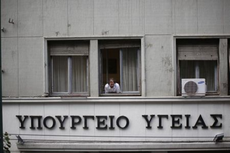 Υπ. Υγείας: Τα ερωτήματα που προκύπτουν από τη γνωστοποίηση Βαξεβάνη πως είναι θετικός στον κορωνοϊό