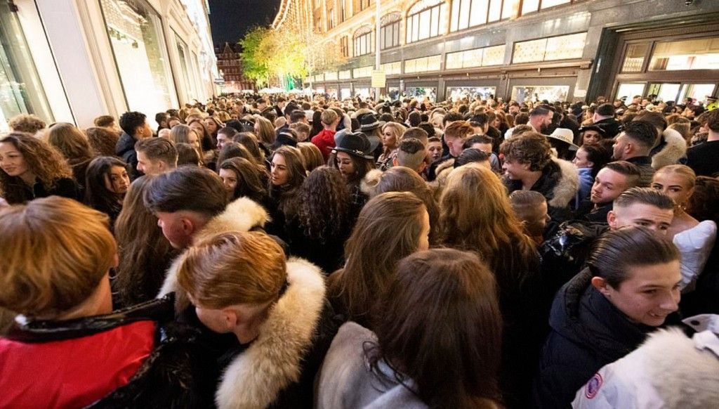 Κορωνοϊός : Αδιανόητος συνωστισμός έξω από τα Harrods στο Λονδίνο – Σοκάρουν οι εικόνες