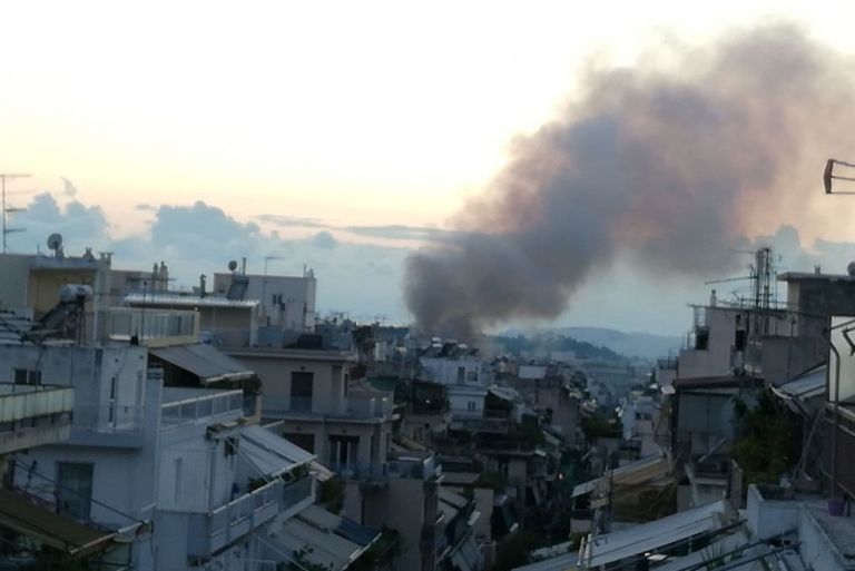 Φωτιά σε εγκαταλελειμμένο κτήριο στα Εξάρχεια | tovima.gr