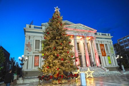 Δήμος Πειραιά: Ο Γιάννης Μώραλης φωταγώγησε το χριστουγεννιάτικο δένδρο στο προαύλιο του Δημοτικού Θεάτρου