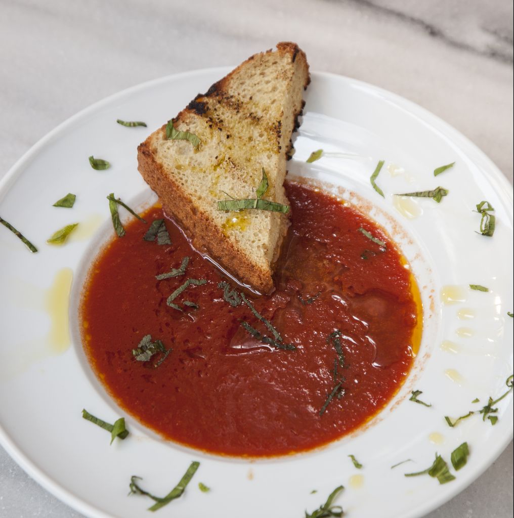 Σούπα ντομάτα με καψαλισμένο ψωμί