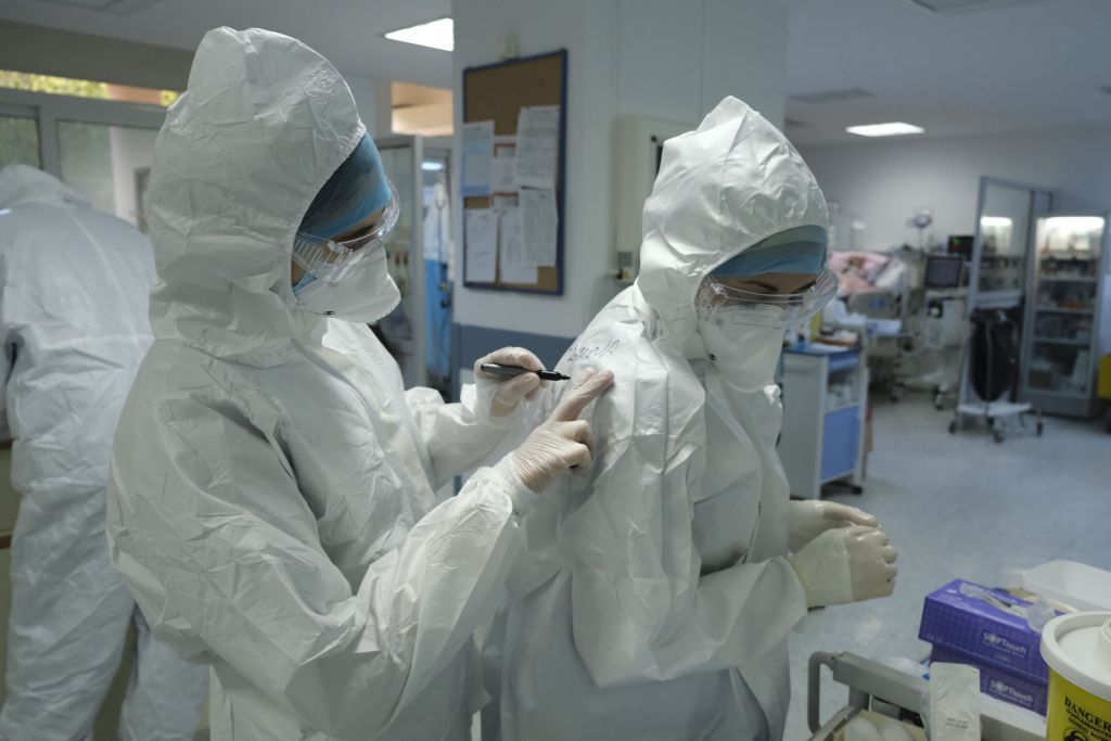 Κορωνοϊός : Το δεύτερο κύμα «λυγίζει» τους εργαζόμενους του ΕΣΥ – Οκτώ υγειονομικοί κατέληξαν, 2.000 νοσούν στη χώρα