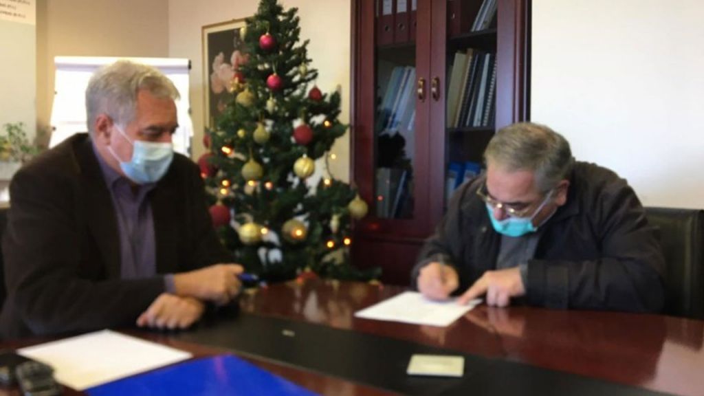 Στο ΕΣΥ ο βουλευτής του ΚΚΕ Γιώργος Λαμπρούλης –  Υπέγραψε τη σύμβαση με το ΓΝ Λάρισας
