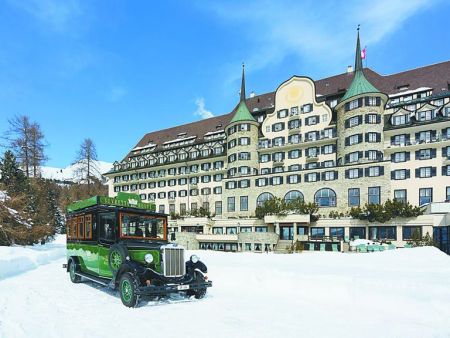 Αδειες σουίτες, τσάι με ροδοπέταλα και… playboys