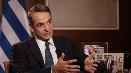 Mitsotakis rallies nation behind extended lockdown, pushes for mass vaccination