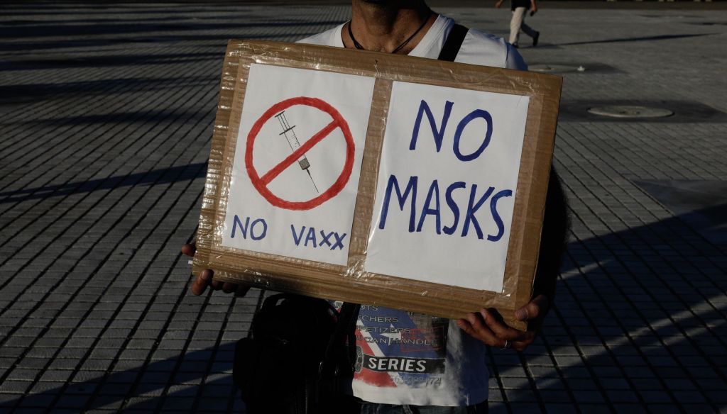 Κορωνοϊός : Ο Ηλίας Μόσιαλος για εμβόλια, αντιεμβολιαστές και… Μπιλ Γκέιτς