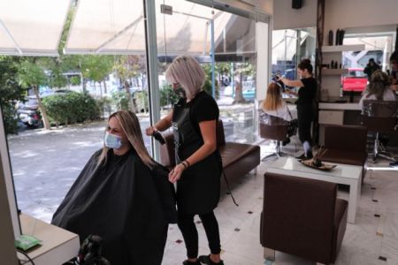Θεσσαλονίκη : «Μάχη» για ένα ραντεβού στα κομμωτήρια