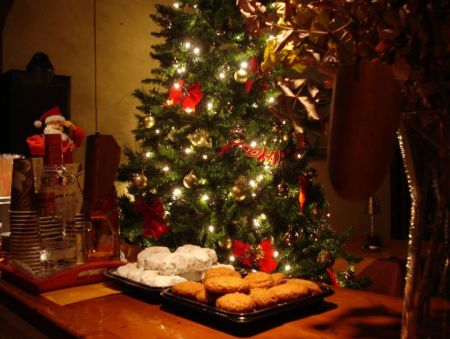 Κορωνοϊός : Το Χριστουγεννιάτικο τραπέζι φοβίζει τους ειδικούς –  Δεύτερες σκέψεις για διεύρυνση ωραρίου στο ρεβεγιόν