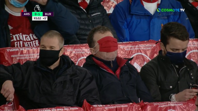 Οπαδός της Άρσεναλ έβαλε τη μάσκα στα μάτια για να μην βλέπει