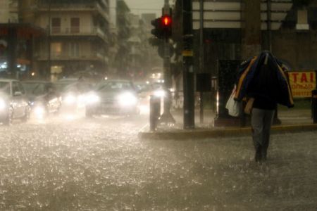Κακοκαιρία : Έντονη καταιγίδα στην Αττική – Προβλήματα στη χώρα