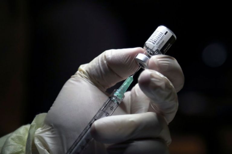 Αποκλειστικό MEGA : Νοσοκόμα που εμβολιάστηκε στις ΗΠΑ μιλάει για τις παρενέργειες | tovima.gr