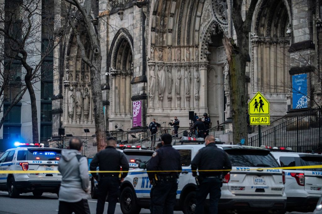 Μανχάταν : Αστυνομικοί γάζωσαν άντρα που πυροβολούσε έξω από τον καθεδρικό και φώναζε «σκοτώστε με»