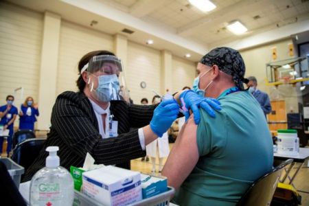 Κορωνοϊός – ΗΠΑ: Ξεκίνησαν οι μαζικοί εμβολιασμοί