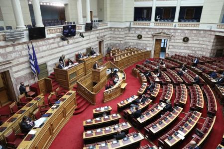 Βουλευτής του ΣΥΡΙΖΑ χαρακτήρισε τον πρωθυπουργό… «επιδειξία» – Έντονες αντιδράσεις