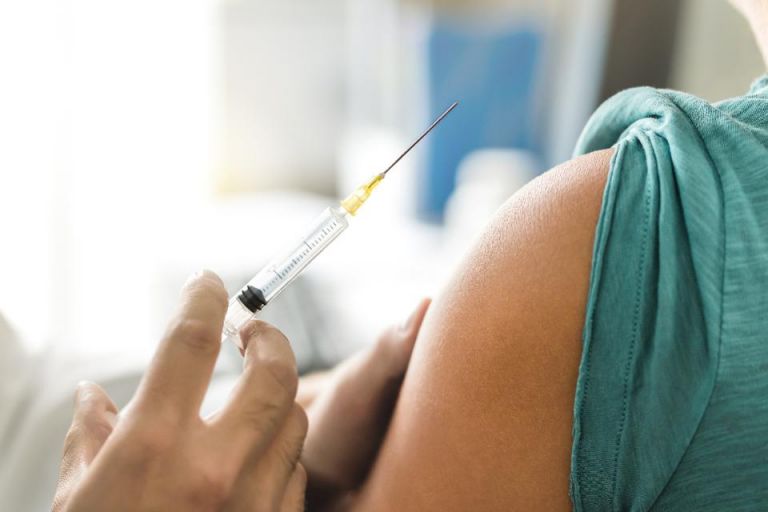 Αποκλειστικό MEGA : Ελληνίδα γιατρός που έκανε το εμβόλιο στις ΗΠΑ μιλάει για τις παρενέργειες | tovima.gr