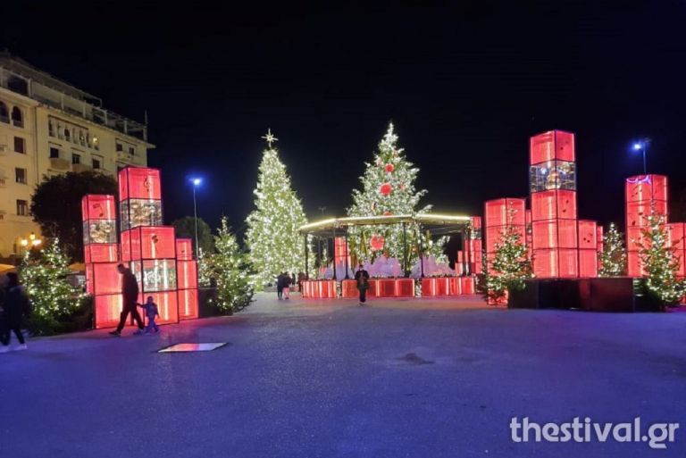 Θεσσαλονίκη : Φωταγωγήθηκε το χριστουγεννιάτικο δέντρο στην πλατεία Αριστοτέλους | tovima.gr