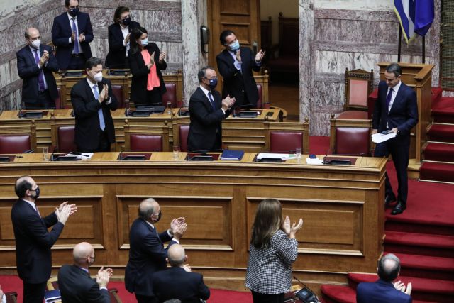 Βουλή: Υπερψηφίστηκε ο προϋπολογισμός – Οι ανακοινώσεις Μητσοτάκη και η κριτική Τσίπρα