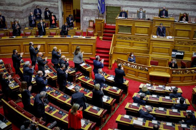 Υπερψηφίστηκε ο προϋπολογισμός για το 2021 με 158 «ναι» | tovima.gr