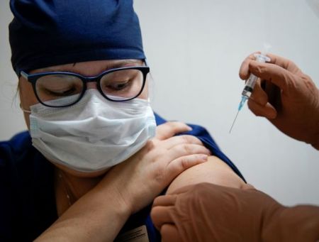 Πέτσας : 300 χιλιάδες δόσεις του εμβολίου θα διατεθούν τον πρώτο μήνα στην Ελλάδα – 150.000 θα εμβολιαστούν τον Ιανουάριο