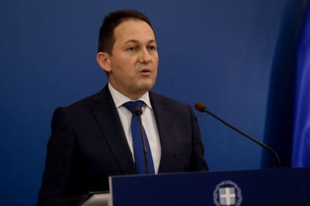 Ο Στέλιος Πέτσας ενημερώνει τους πολιτικούς συντάκτες (live)