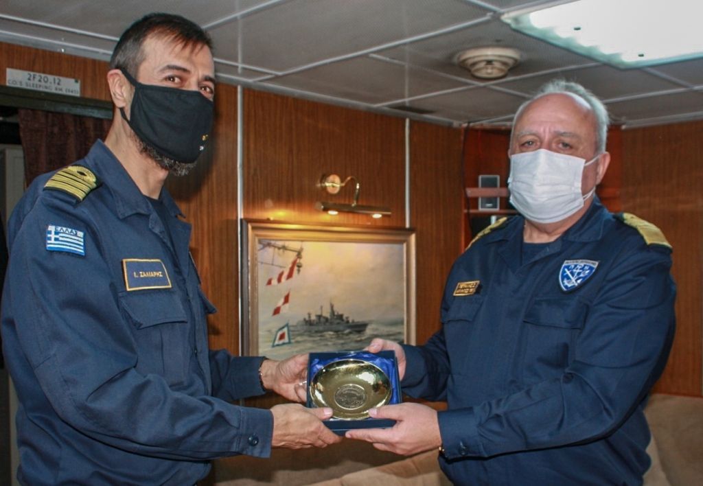 Αναμνηστικό από τον Αρχηγό ΓΕΝ στον αντιπλοίαρχο της φρεγάτας Λήμνος [φώτο]